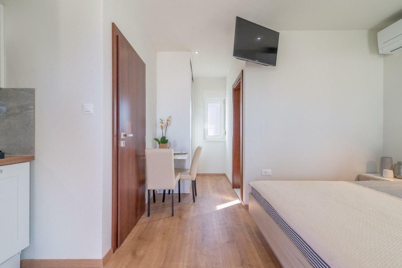 Апартаменты Studio Apartman Rosa Затон Экстерьер фото